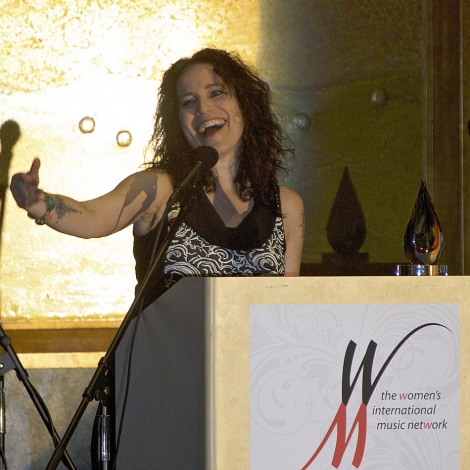 WiMN Founder Laura B. Whitmore presenting a She Rocks award
