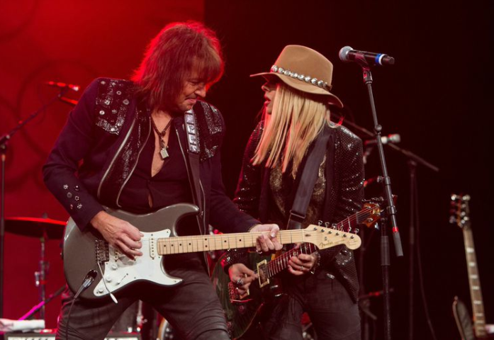 Richie Sambora makes a surprise appearance at the 2015 She Rocks Awards for a jam with Orianthi.